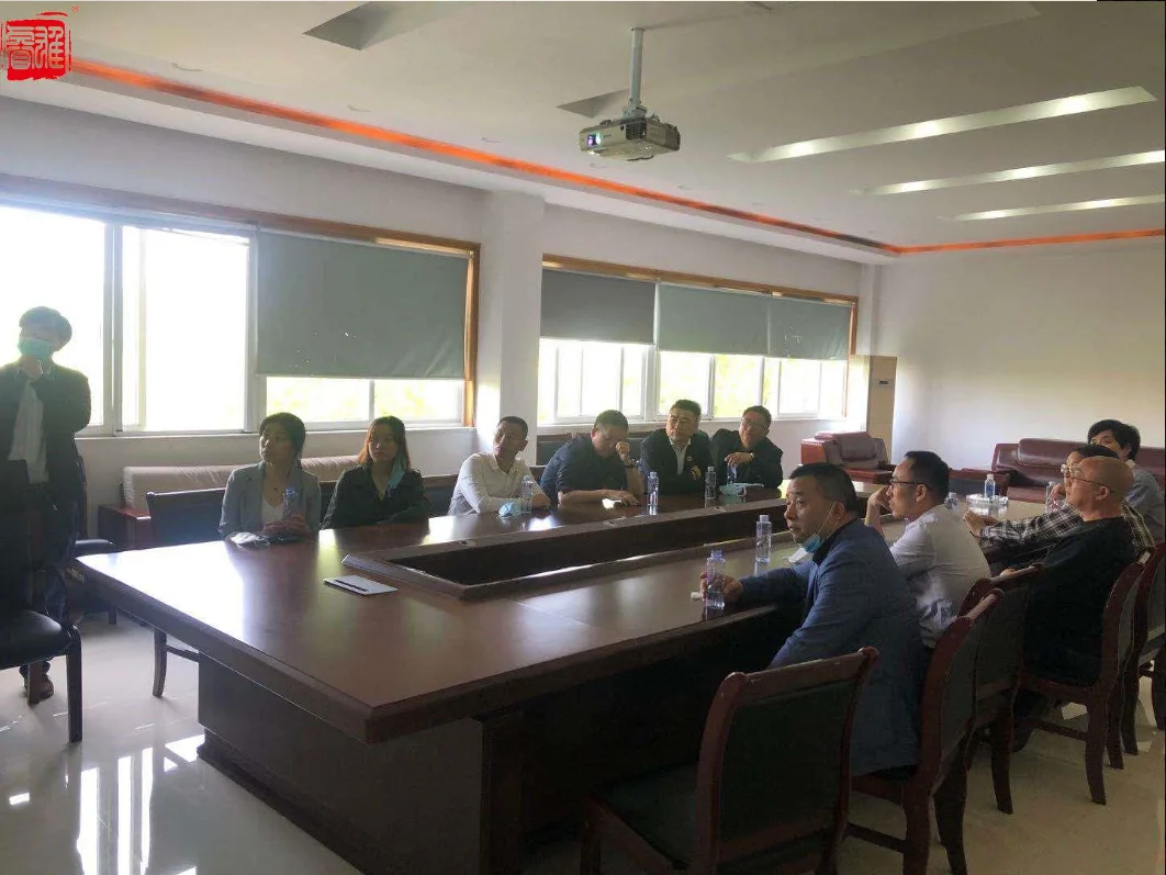 Chụp ảnh chung tại nhà máy trong chuyến thăm lẫn nhau 4