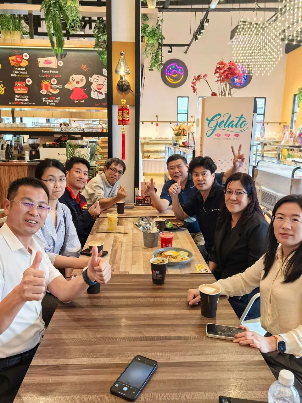 Đội ngũ của Creation Group trao đổi với khách hàng Malaysia