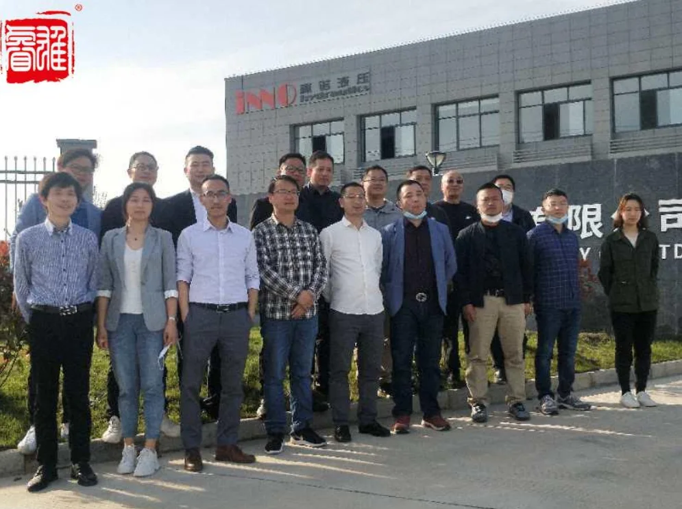 Chụp ảnh chung tại nhà máy trong chuyến thăm lẫn nhau 2