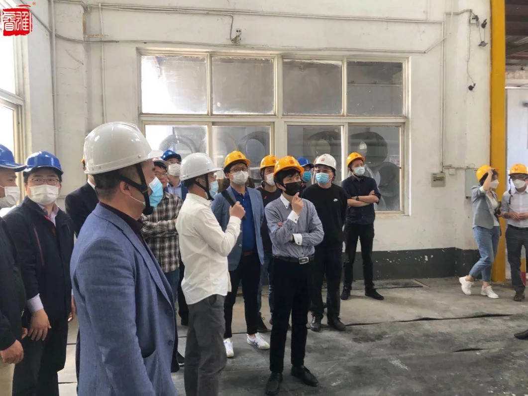 Chụp ảnh tập thể trong nhà máy 3
