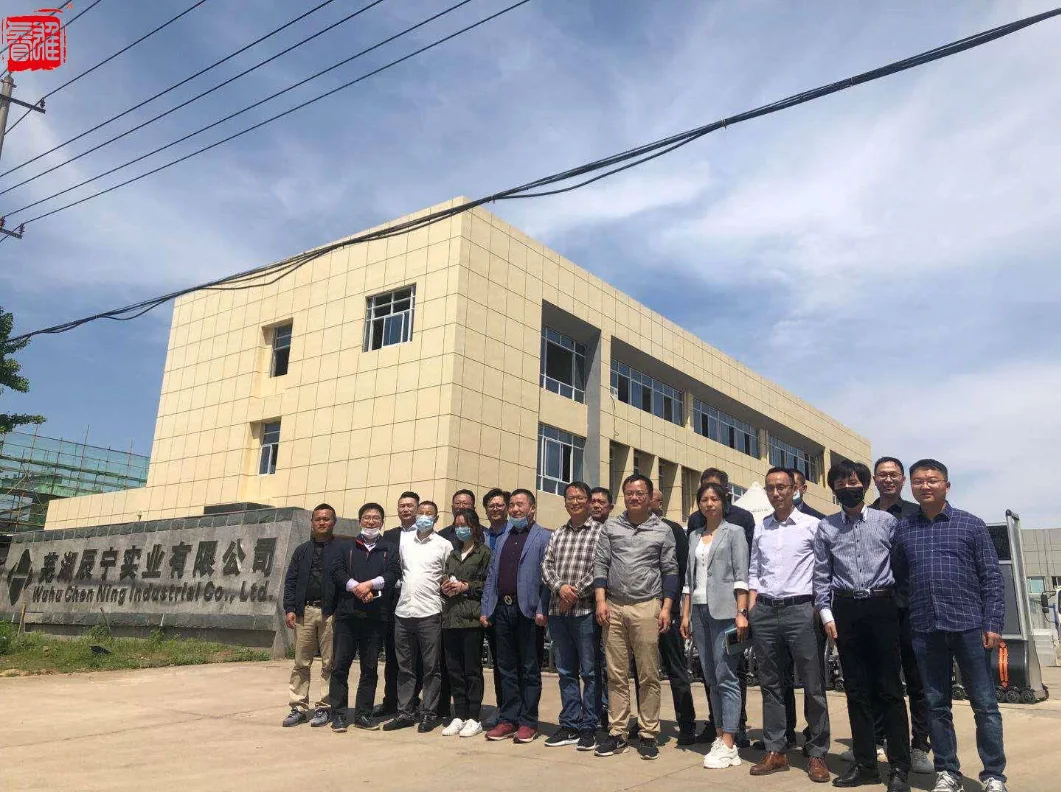 Chụp ảnh chung tại nhà máy trong chuyến thăm lẫn nhau 1